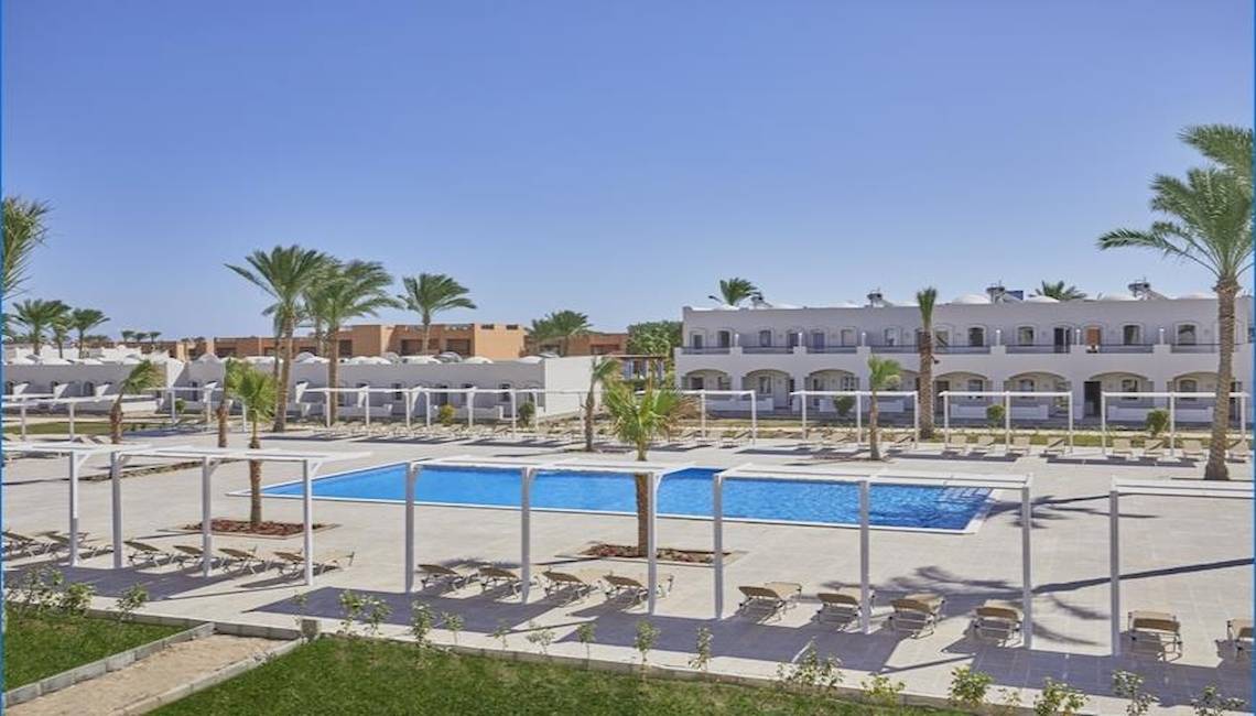 Freischwimmbad mit Loungebereich im JAZ Neo Reef Marsa Alum Hotel