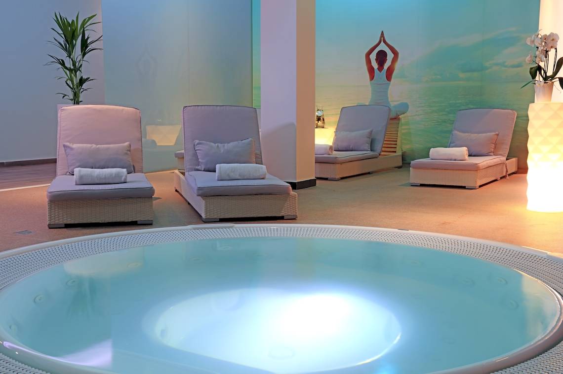 Wellnessbereich im Bluesea Aloe Corralejo Hotel mit Whirlpool und Ruheliegen.