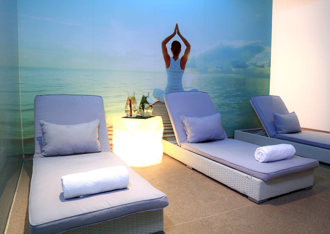 Yoga-Bereich im O7 Aloe Corralejo Hotel mit Liegen und Meeransicht.