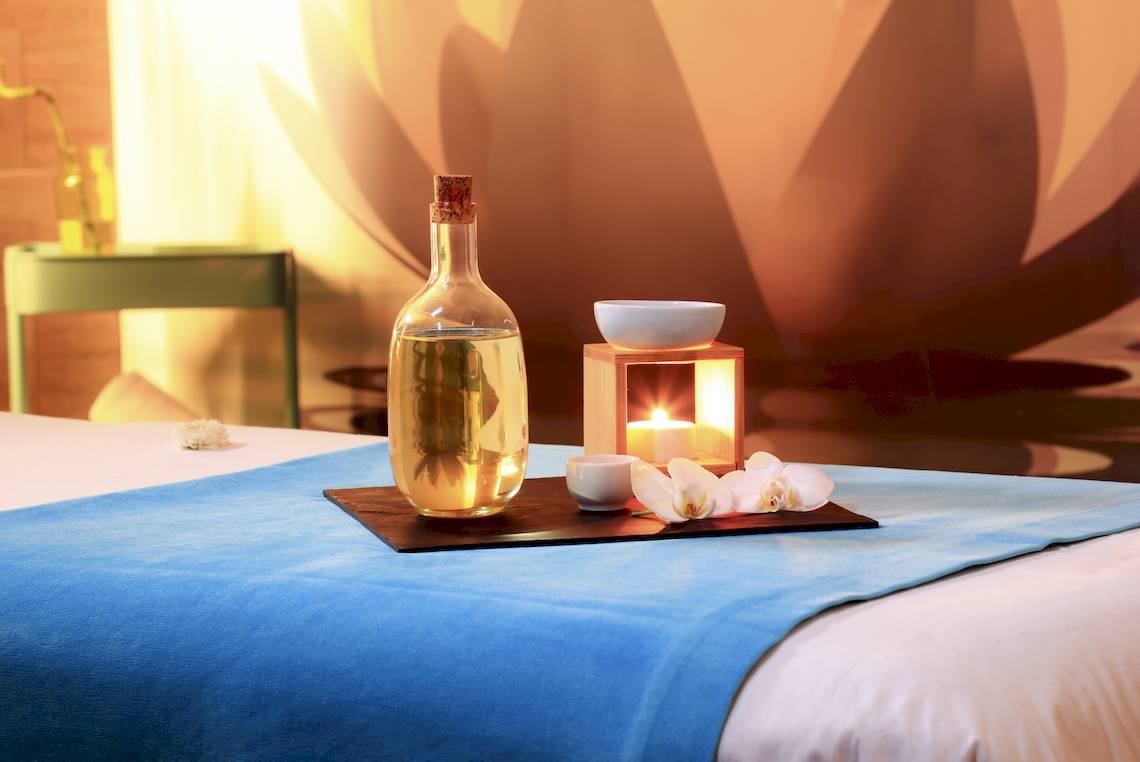 Spa-Behandlungstisch im Bluesea Aloe Corralejo mit Ölflasche, Kerzen und Blumen