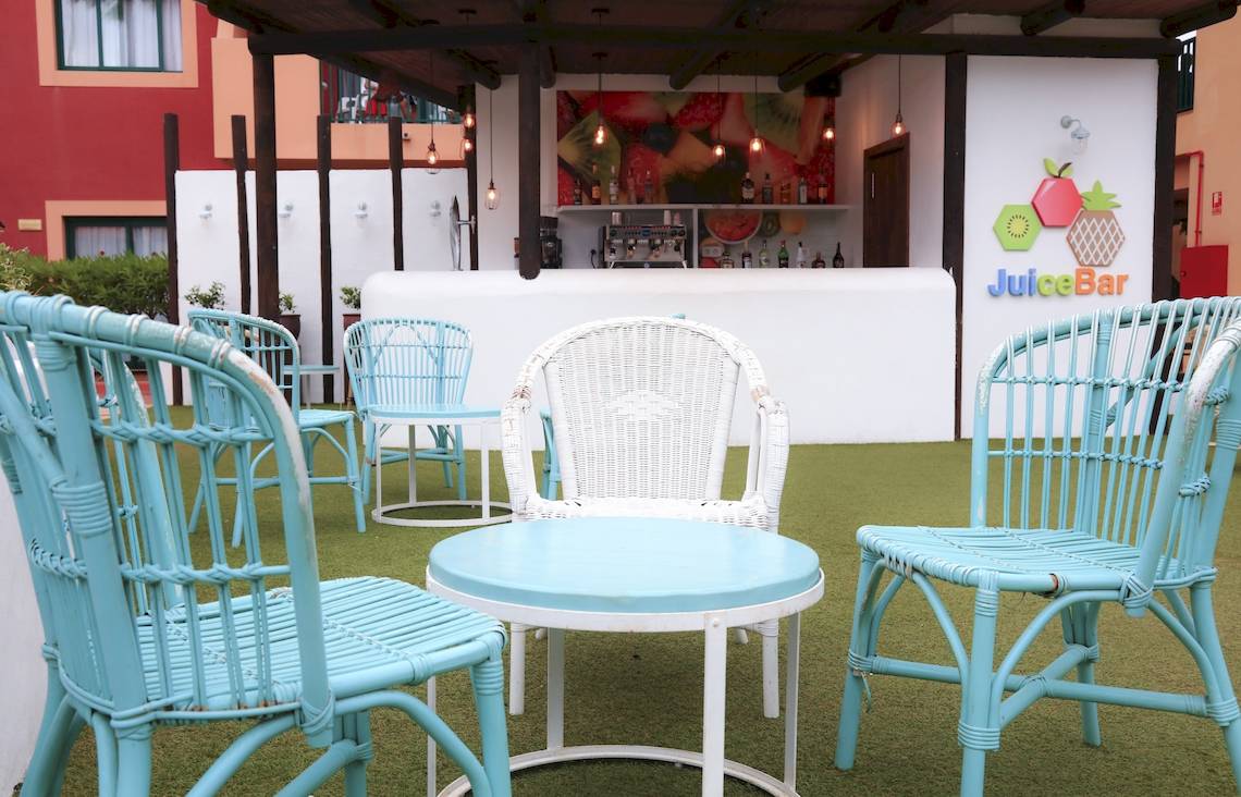 Sitzecke im Freien neben dem Juice Bar im Hotel Bluesea Aloe Corralejo.