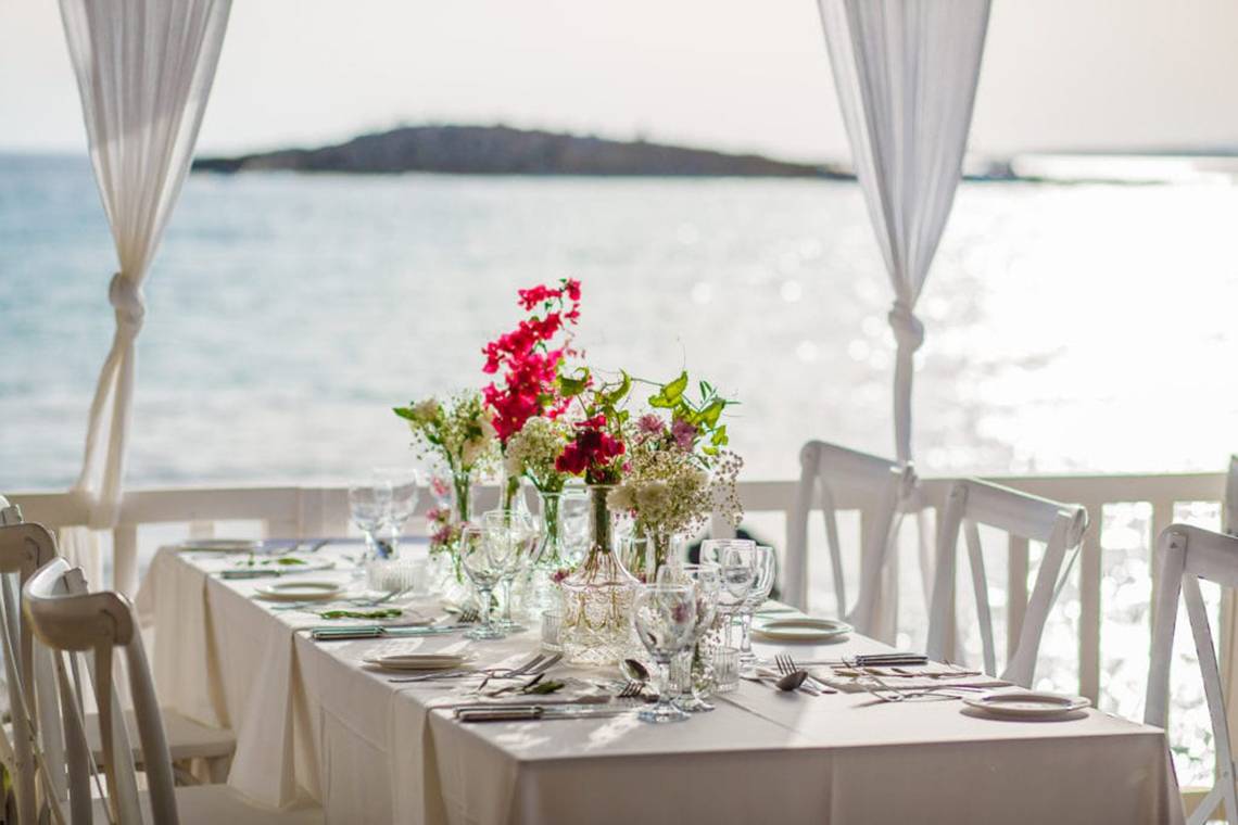 Tisch im Restaurant des Nissi Beach Resorts mit Blick auf das Meer
