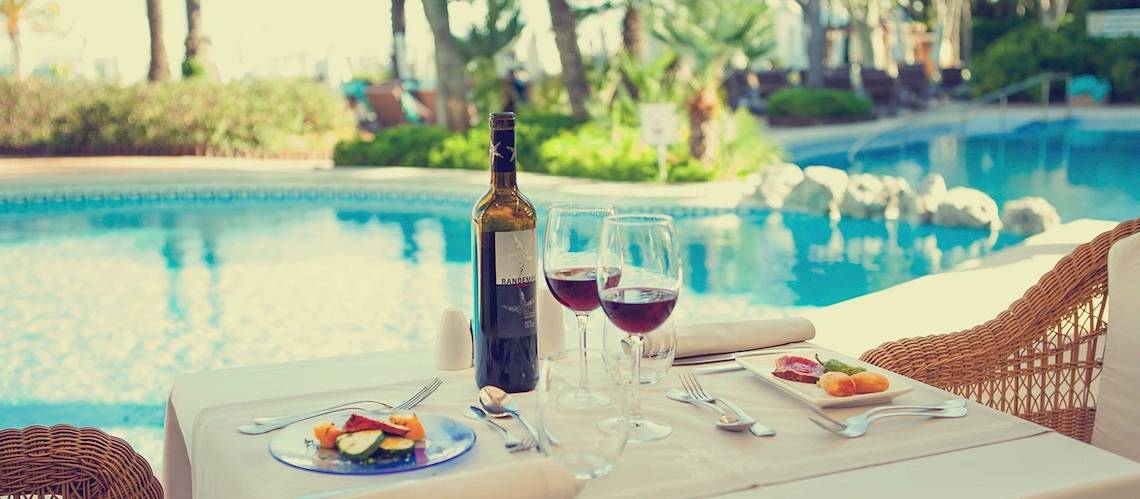 VIVA Golf Adults Only Hotel mit Speisen und Wein am Pool
