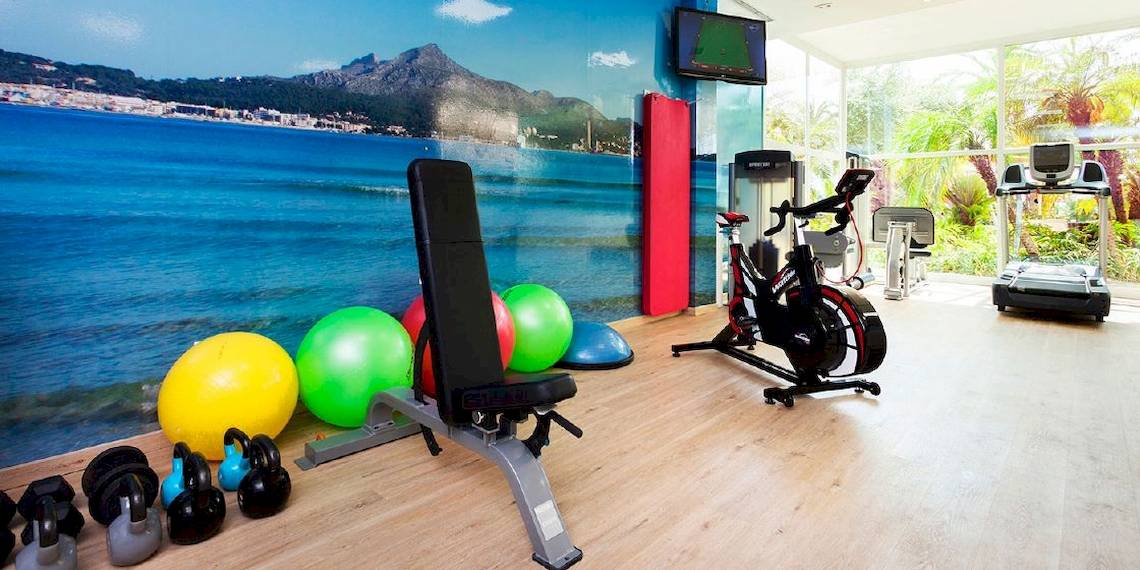 Fitnessraum im VIVA Golf Adults Only Hotel mit Blick auf das Meer.