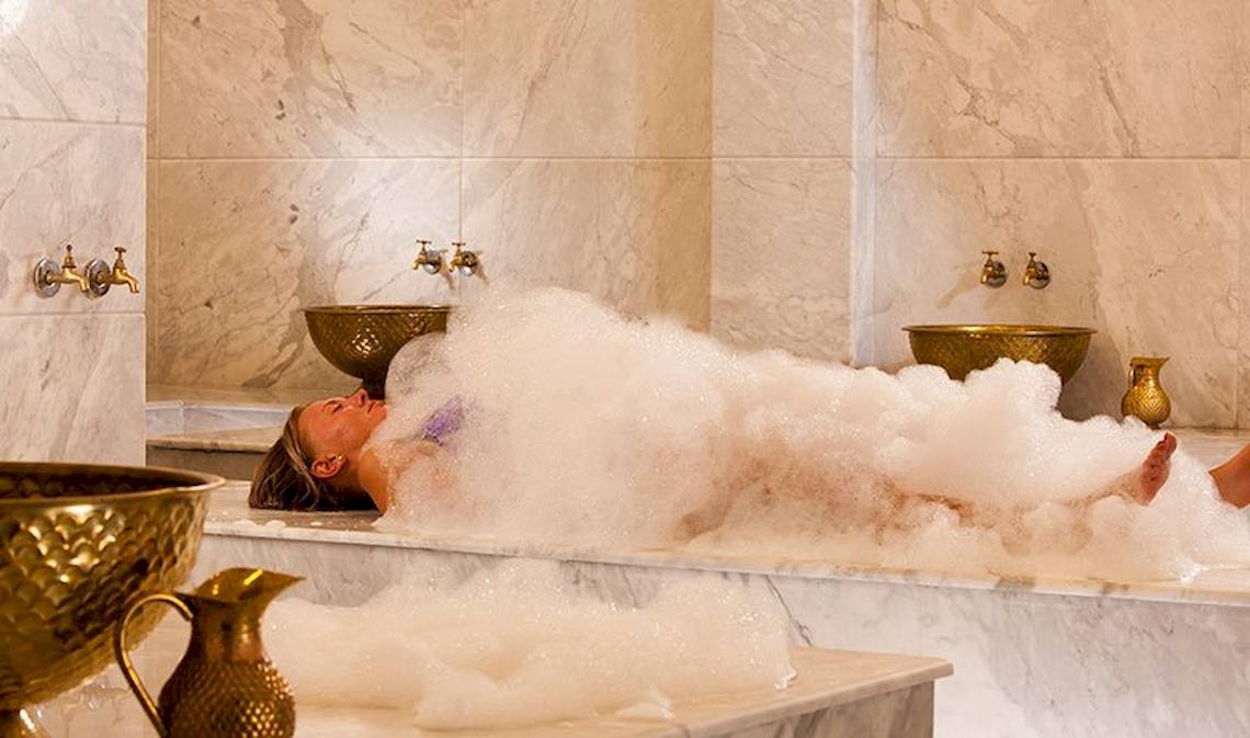Frau genießt ein Seifenblasenbad im Charmillion Club Resort