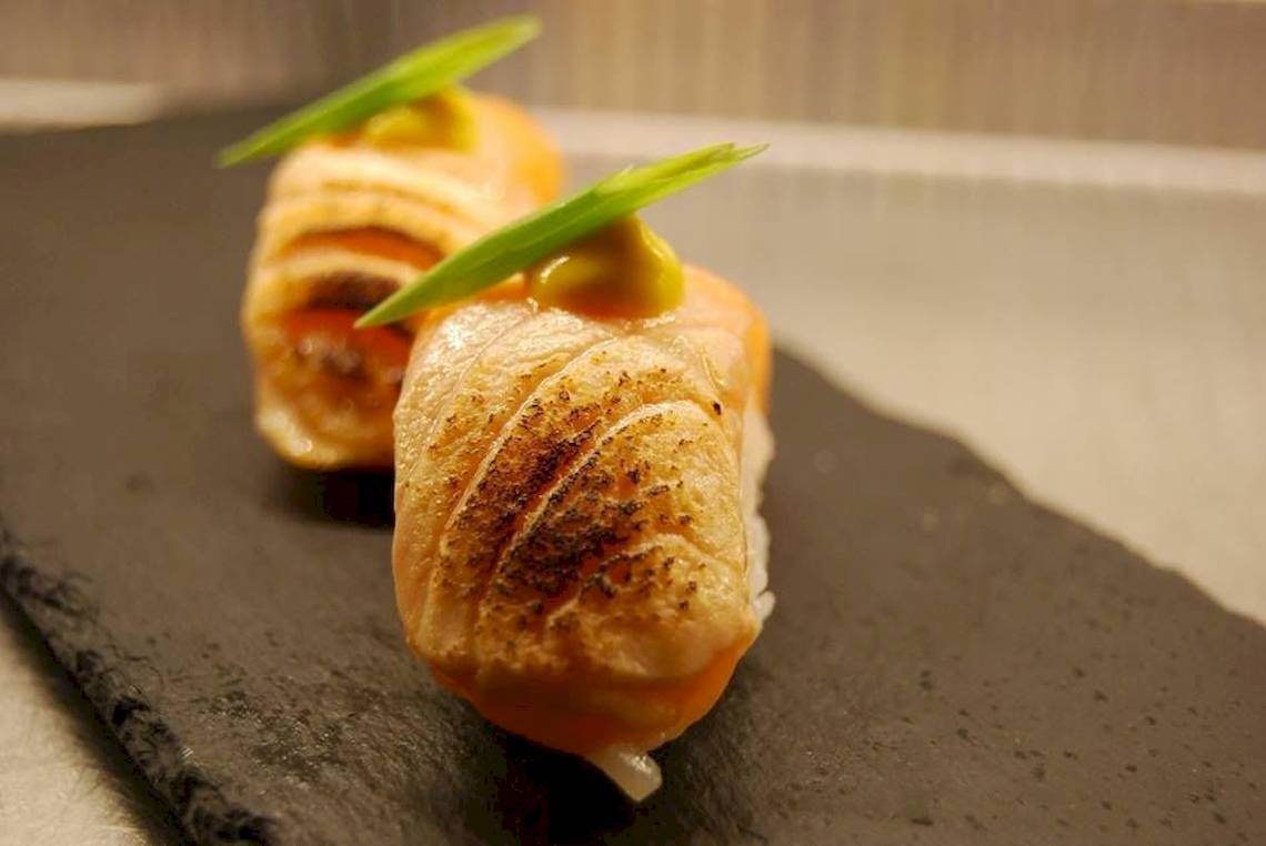 Nahaufnahme von geräuchertem Lachs auf einem schwarzen Slate-Platten