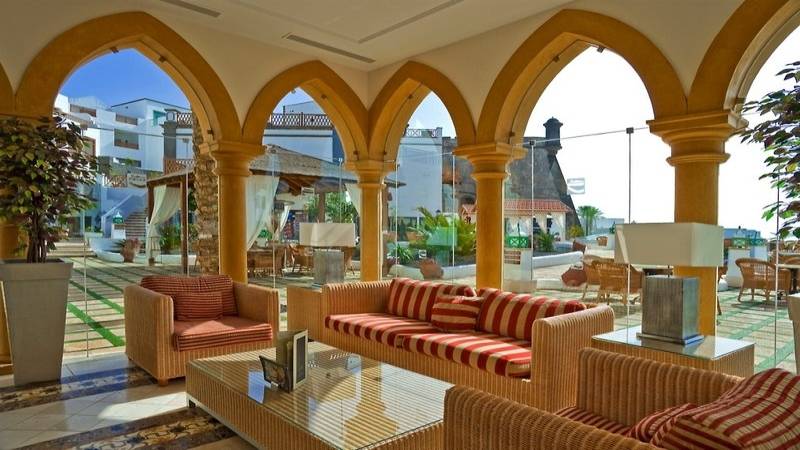 Lobby des Gran Castillo Tagoro Family & Fun Hotels mit Möbeln, Säulen und Pflanzen.