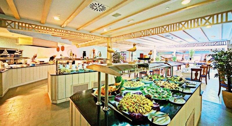 Buffet im Gran Castillo Tagoro Family & Fun Hotel mit vielen Speisen und Gästen.