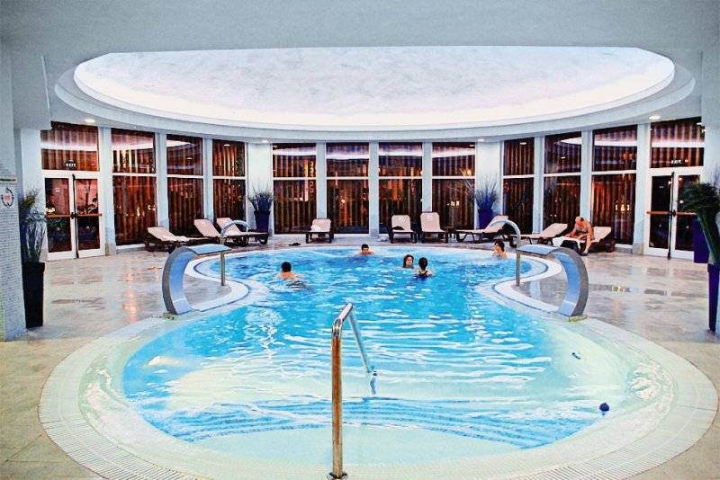 Innenpool des Gran Castillo Tagoro Familien & Fun Hotel mit mehreren Schwimmern und Loungebereichen.
