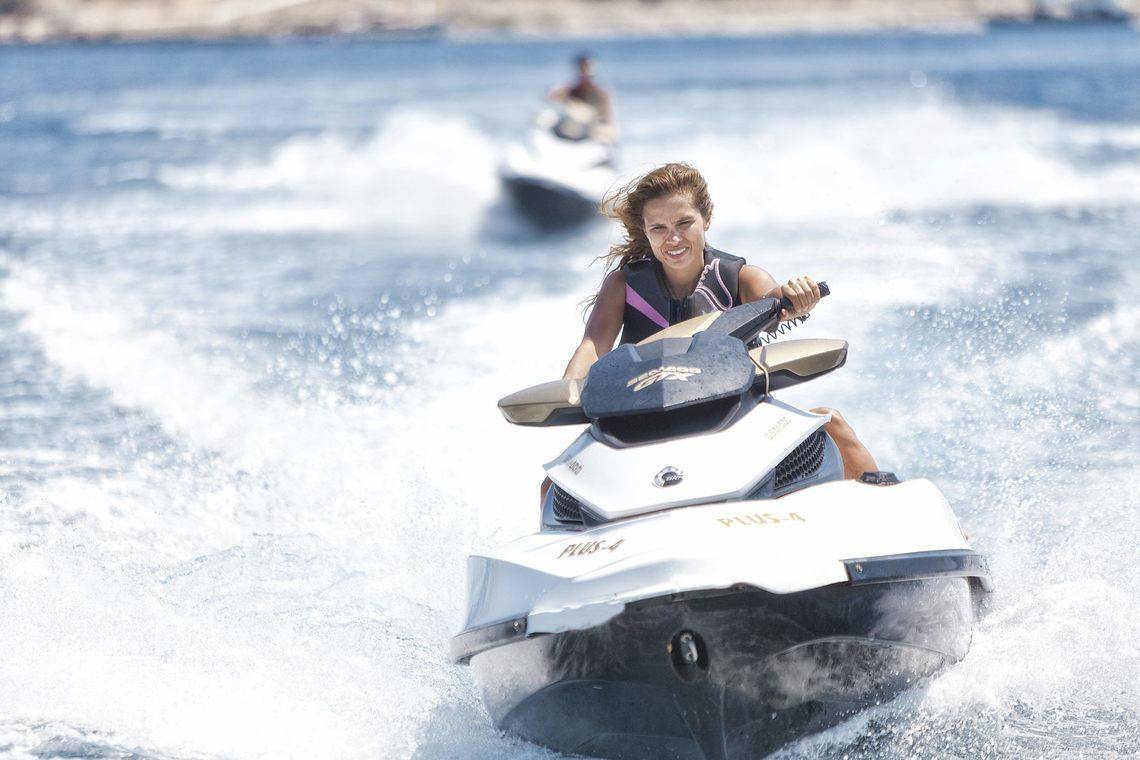 Frau auf einem Jet Ski im Wasser vor dem Selectum Colours Bodrum Hotel