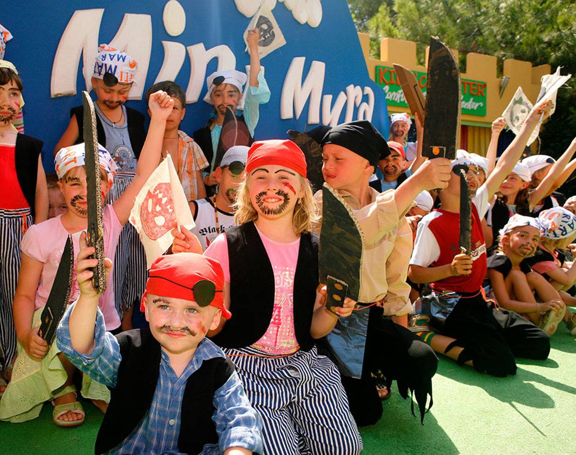 Kinder in Piratenkostümen vor einem Marti Myra Schild
