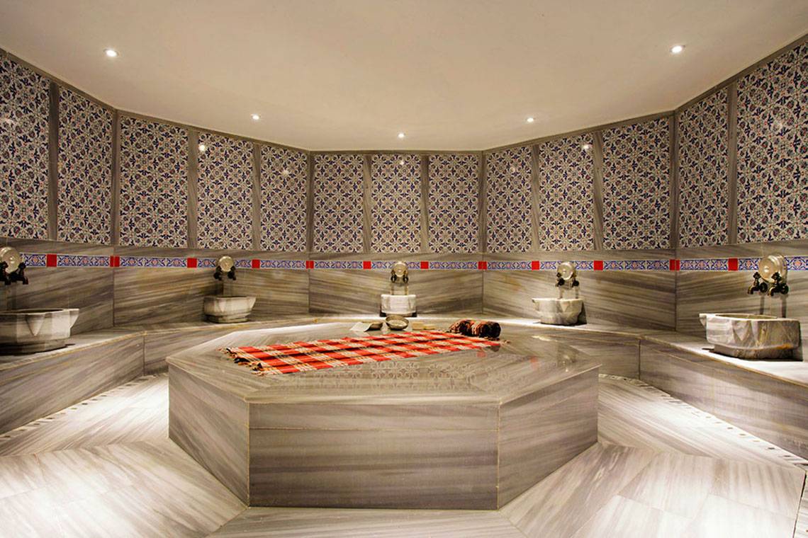 Innenansicht der Sauna im Marti Myra Hotel mit achteckigen Design und gemusterten Wänden.