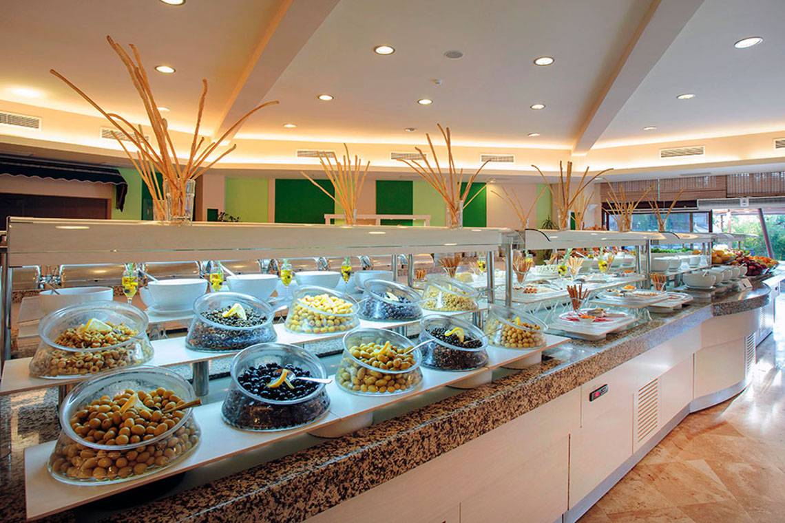 Buffet im Hotel Marti Myra mit verschiedenen Olivensorten und anderen Gerichten.