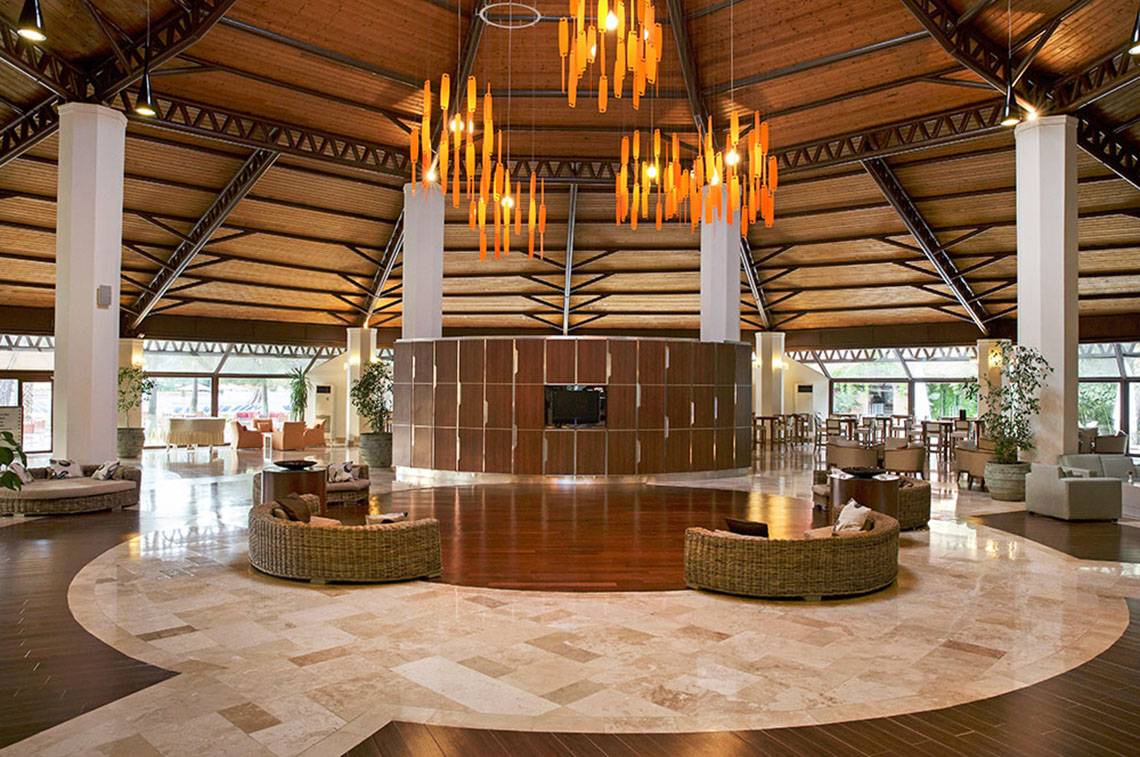 Innenansicht der Lobby des Marti Myra Hotels mit moderner Einrichtung, Holzboden und zentralen Möbeln.