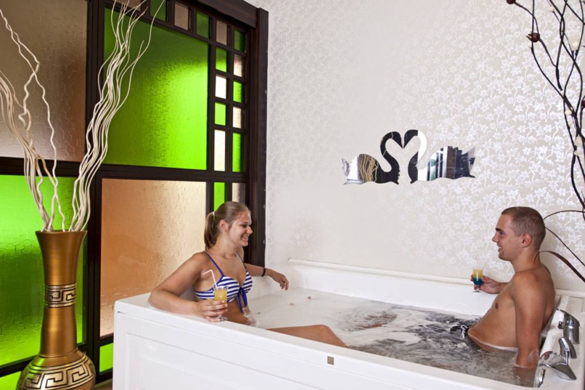 Ein Paar genießt einen Whirlpool im Titan Select Hotel.