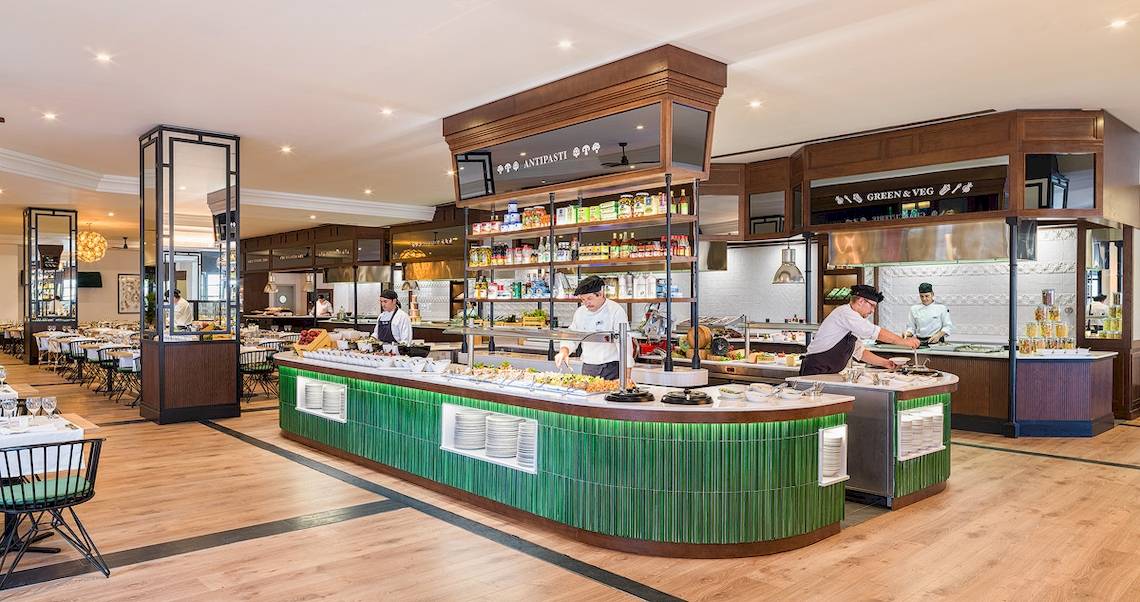 Buffetbereich im H10 Rubicon Palace Hotel mit Angestellten, die verschiedene Gerichte servieren.