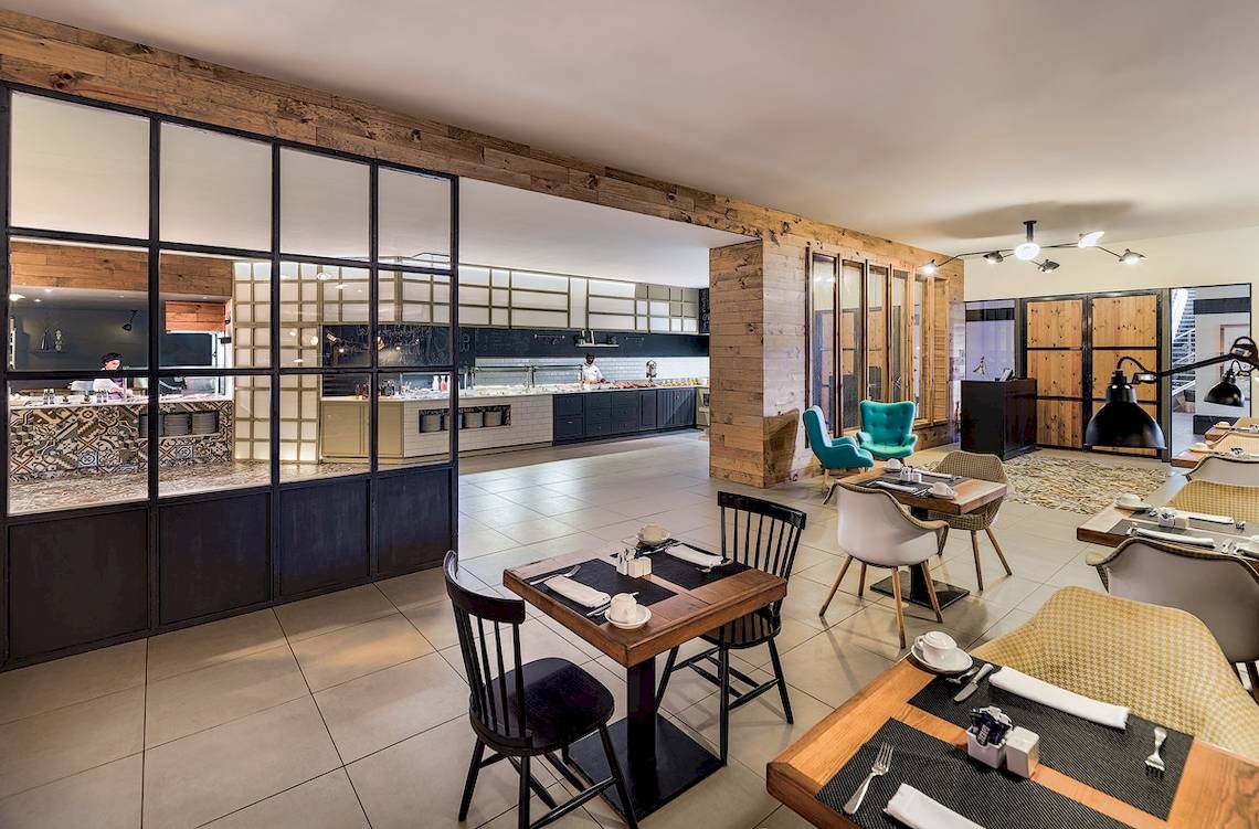 Innenansicht des Restaurants im H10 Rubicon Palace Hotel mit geräumigen Tischen und Stühlen.