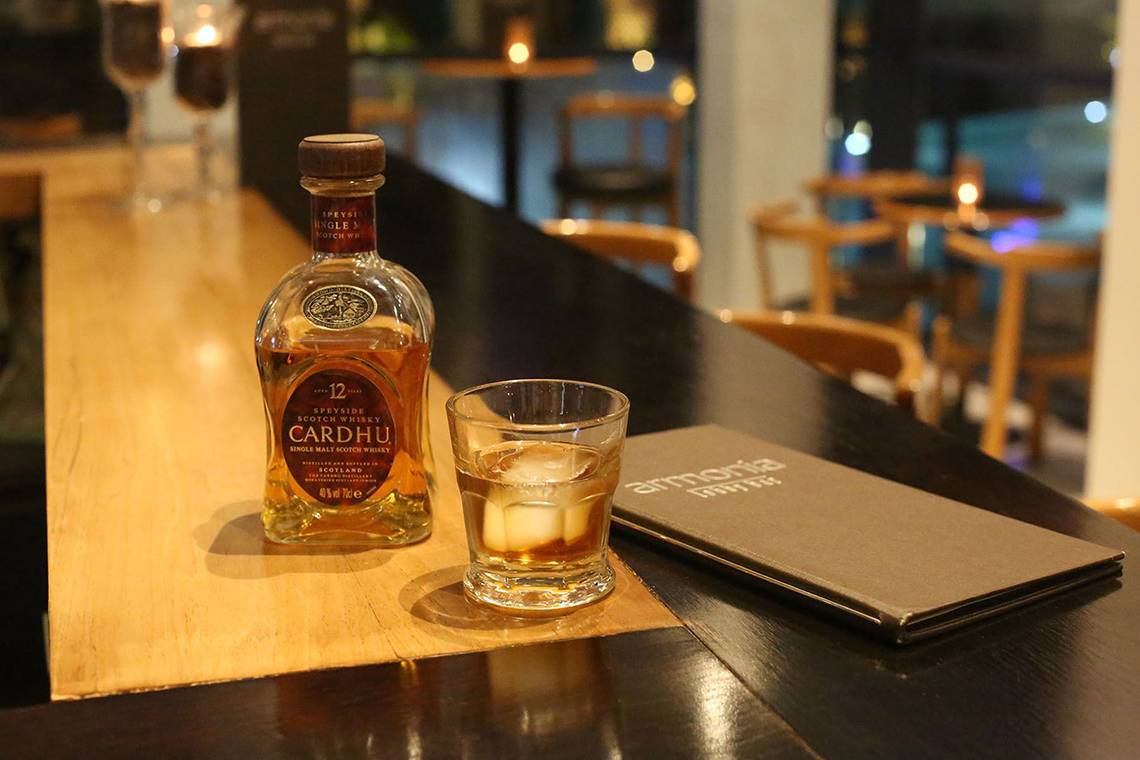 Minos Mare Royal Whisky auf der Bar im Hotel Minos Mare Royal