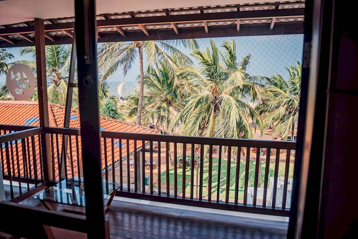 Aussicht vom Balkon des Goldi Sands Hotels auf den Strand und Palmen