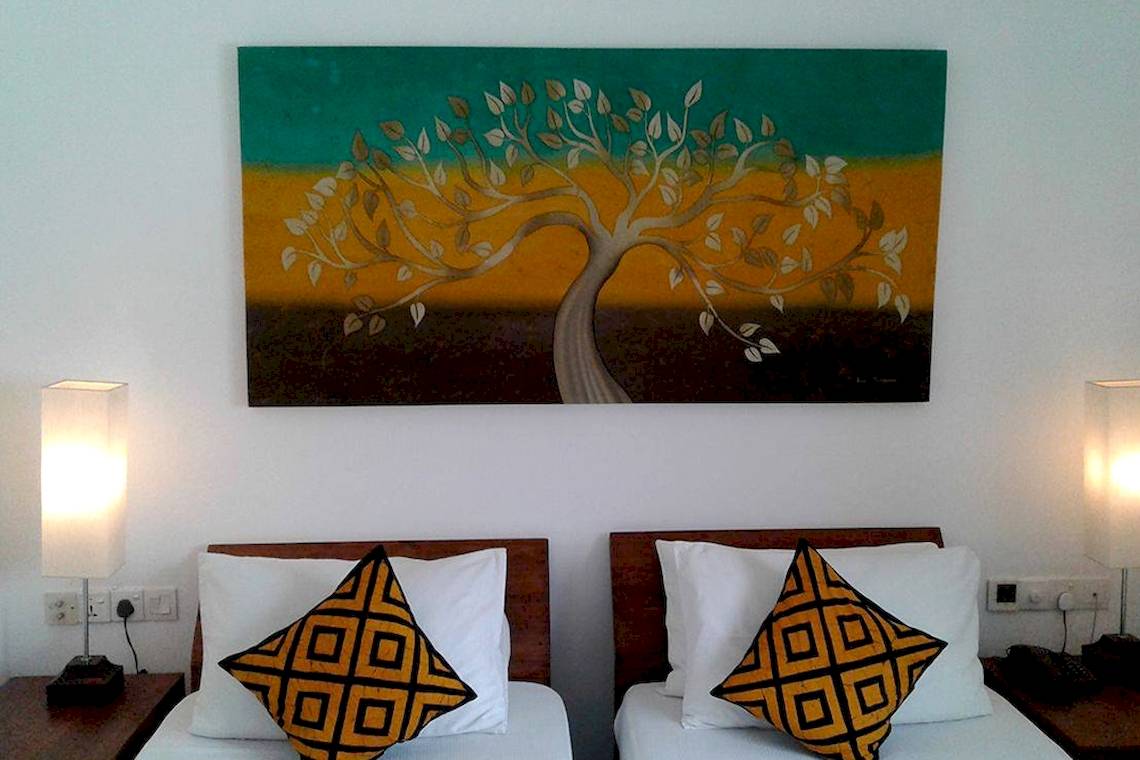 Doppelbett mit baum gemaelde im zimmer des goldi sands hotels