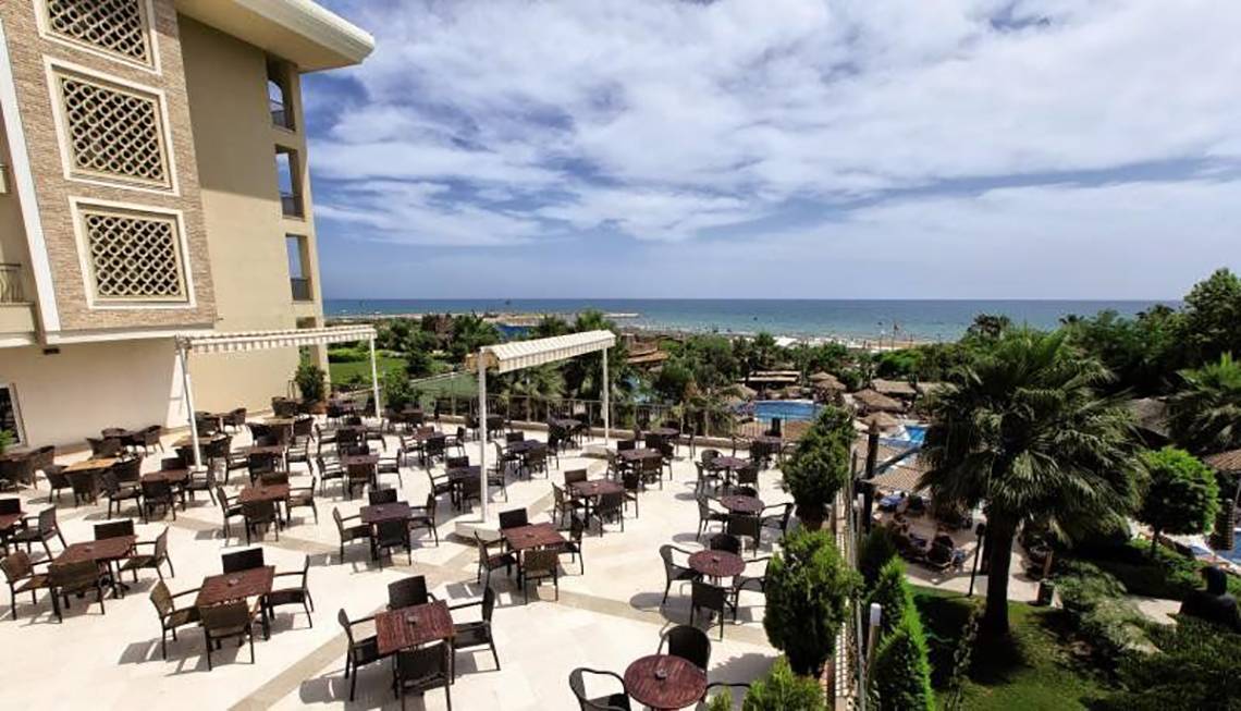 Aussicht von der Terrasse des Adalya Bliss Hotels mit Blick auf den Pool und das Meer.