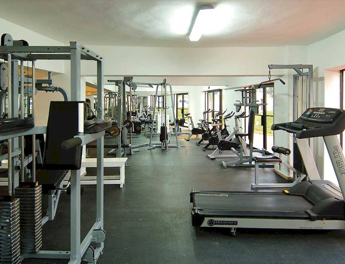 Fitnessstudio im Occidental Caribe Hotel mit verschiedenen Trainingsgeräten und Geräten.