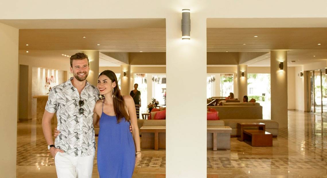 Ein Paar im Eingangsbereich des Allegro Playacar Hotels.