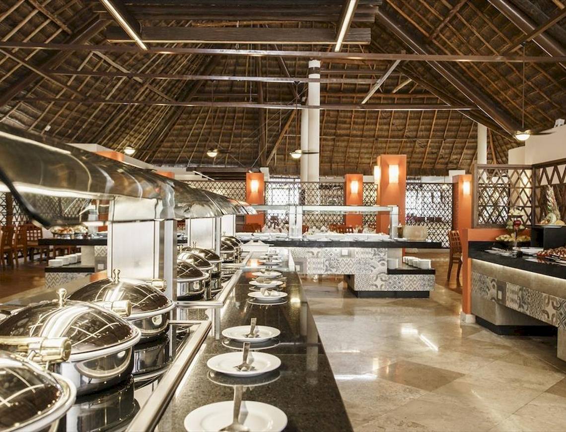 Buffetbereich im Allegro Playacar Hotel mit Edelstahlbuffettischen und Holzmöbeln.