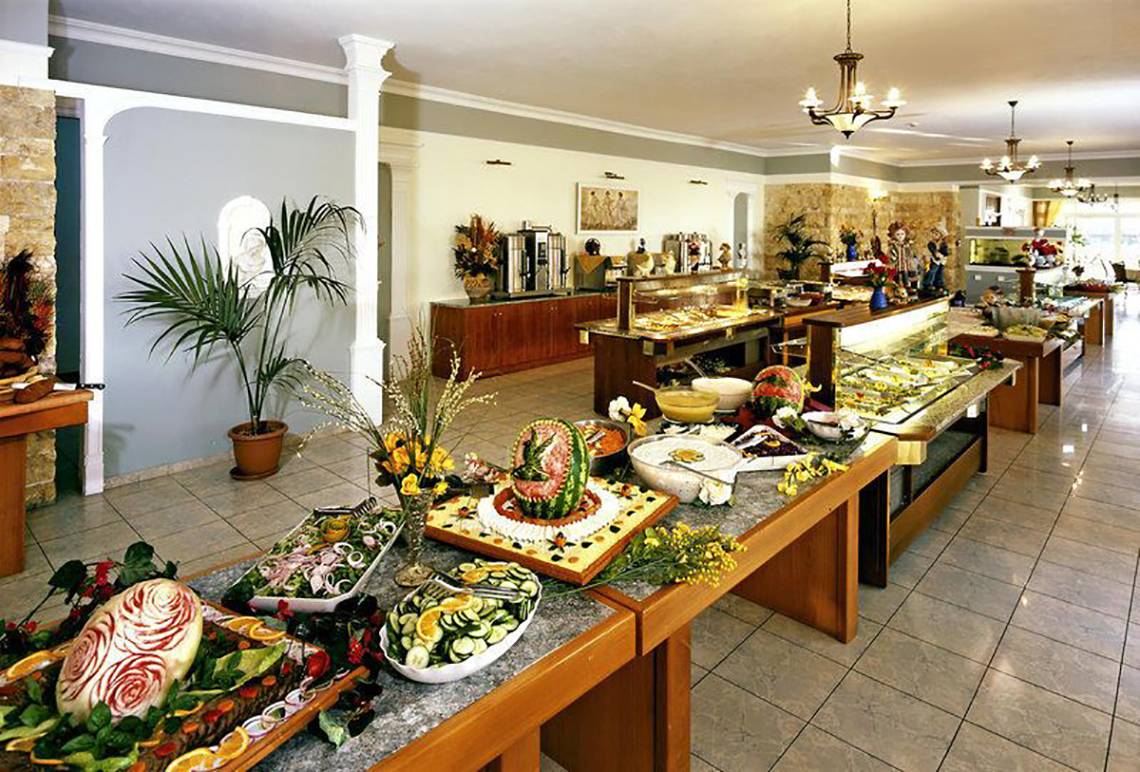 Buffet im Restaurant des Gaia Royal Hotels mit vielen Speisen und Dekoration.