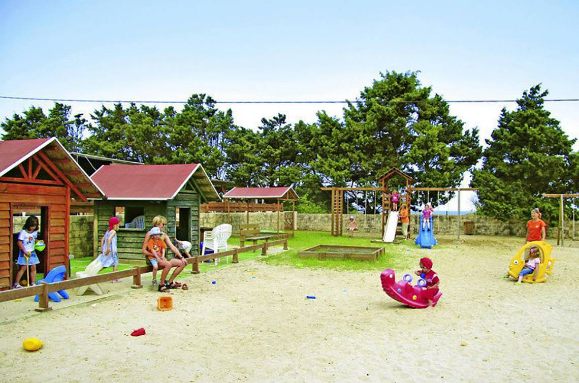 Kinder spielen auf dem Spielplatz im Gaia Royal Hotel.