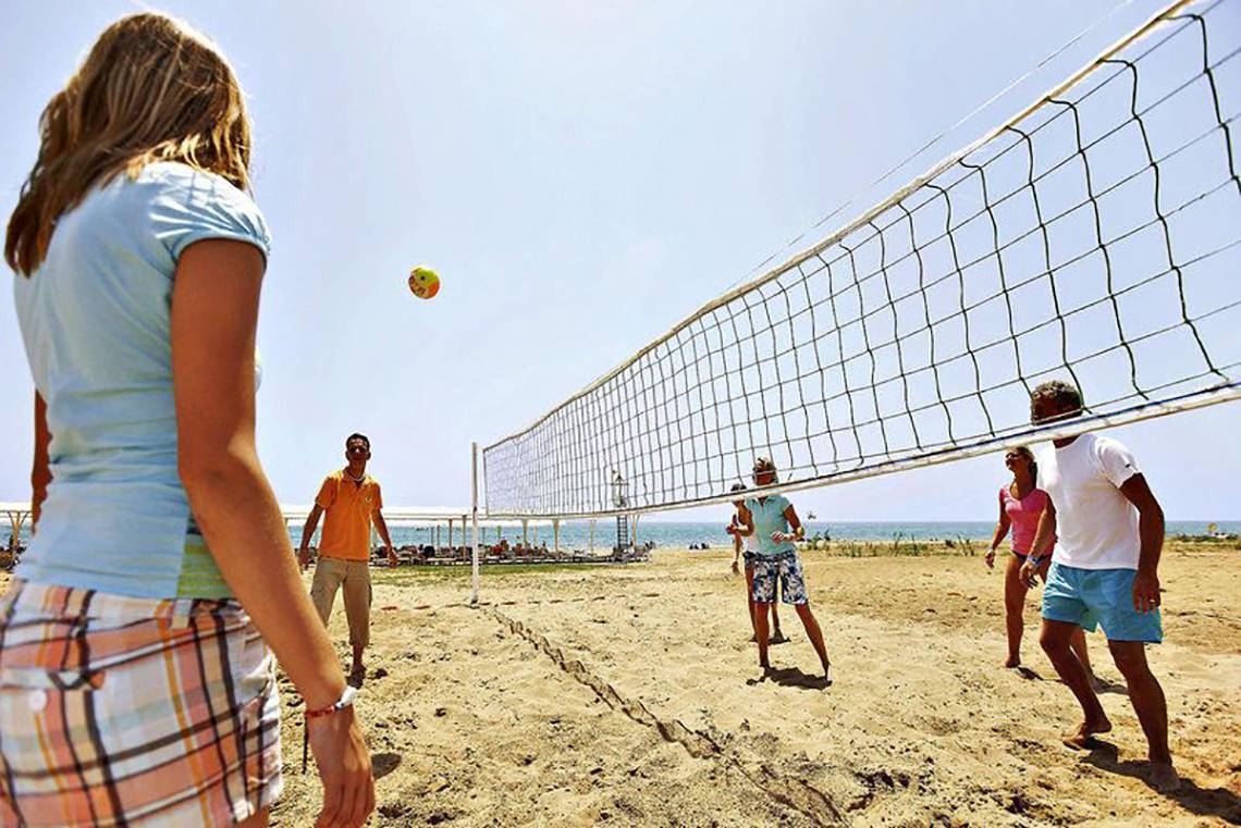 Volleyballspiel am Strand im Gaia Royal Village Hotel.