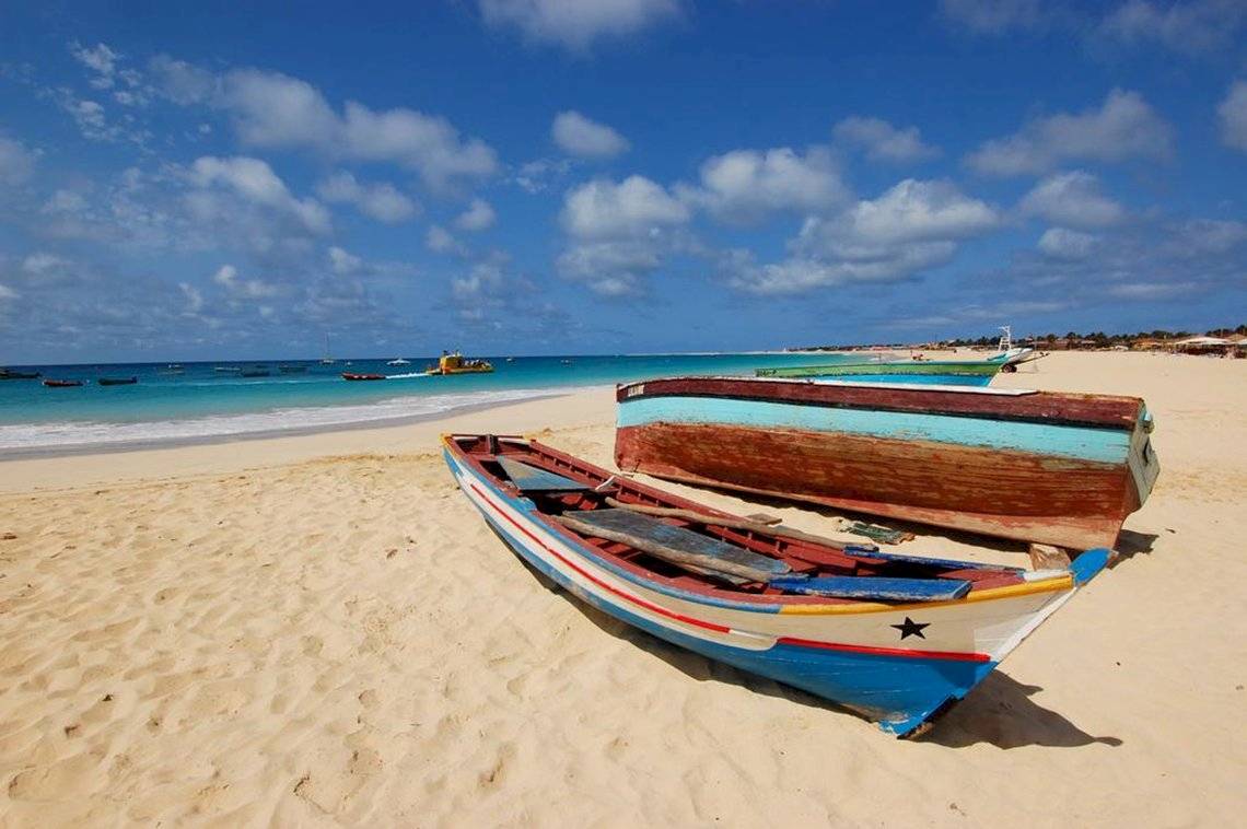 Strand mit Booten im Sobrado Hotel