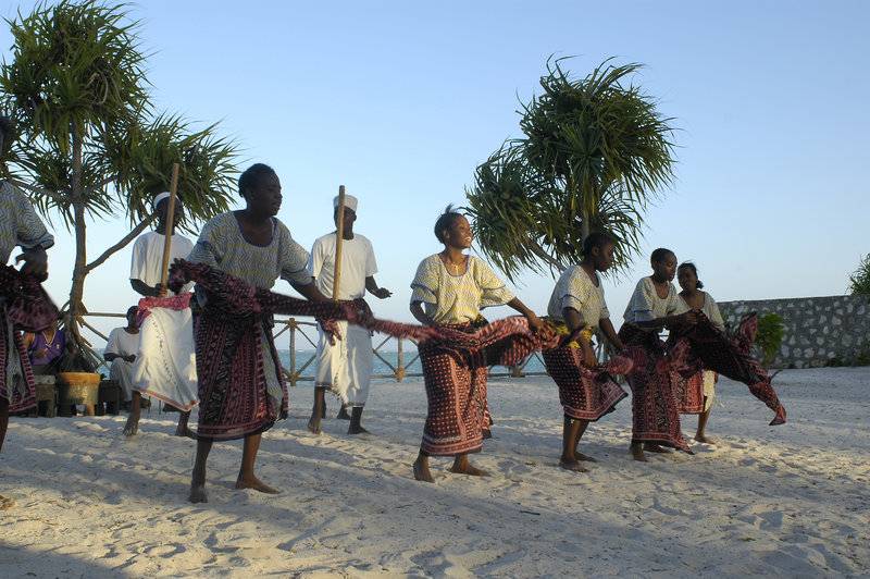 Gruppe von Tänzern, die vor dem Ocean Paradise Resort & Spa einen traditionellen Tanz aufführen.
