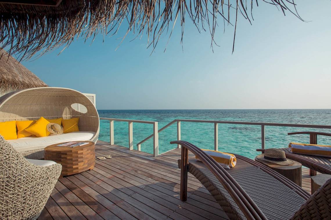 Balkon des Drift Thelu Veliga Retreat mit Blick auf das Meer.