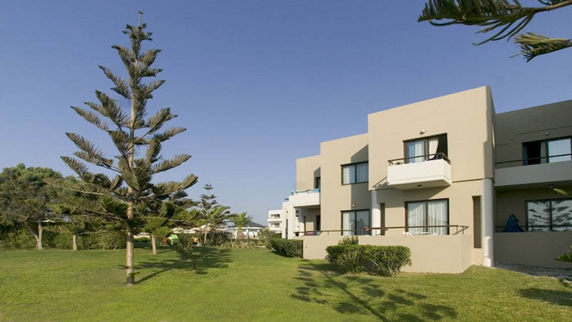 Außenansicht des D'Andrea Mare Beach Hotels mit mehreren Gebäuden, Terrassen und umgebender grüner Landschaft.