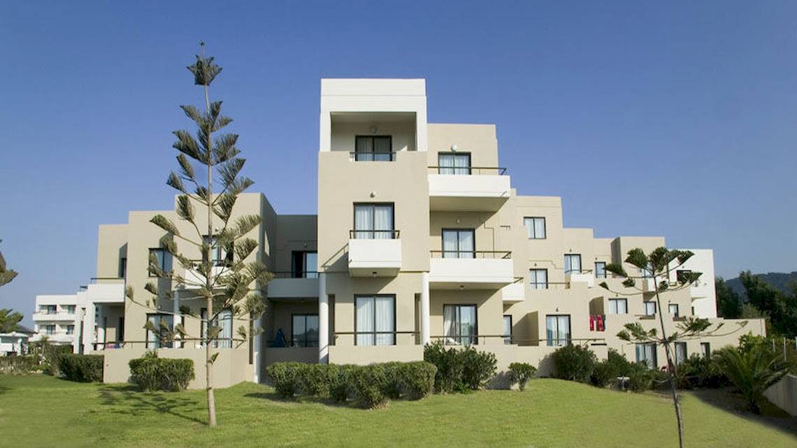 Außenansicht des D'Andrea Mare Beach Hotels mit mehreren Stockwerken und Balkonen.
