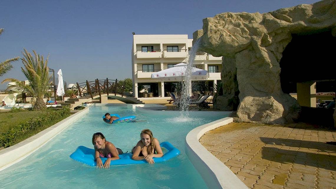 Zwei Frauen schwimmen im Poolbereich des D'Andrea Mare Beach Hotels.