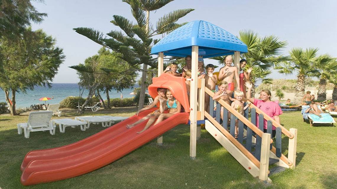 Kinderspielplatz im D'Andrea Mare Beach Hotel mit Kindern und Meer im Hintergrund