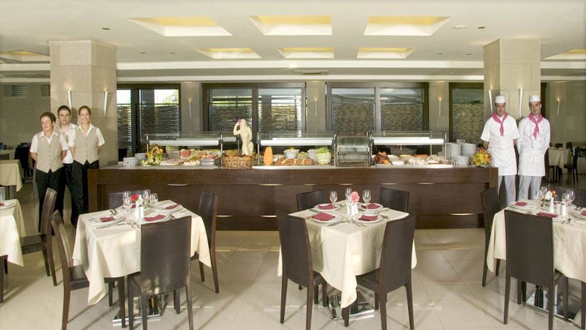 Buffetbereich im D'Andrea Mare Beach Hotel mit Angestellten und Gästen.