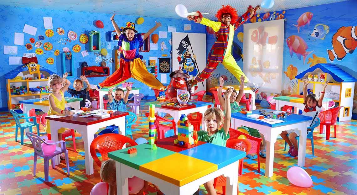 Pickalbatros Alf Leila Wa Leila Resort Kinderzimmer mit Clowns und bunten Tischen