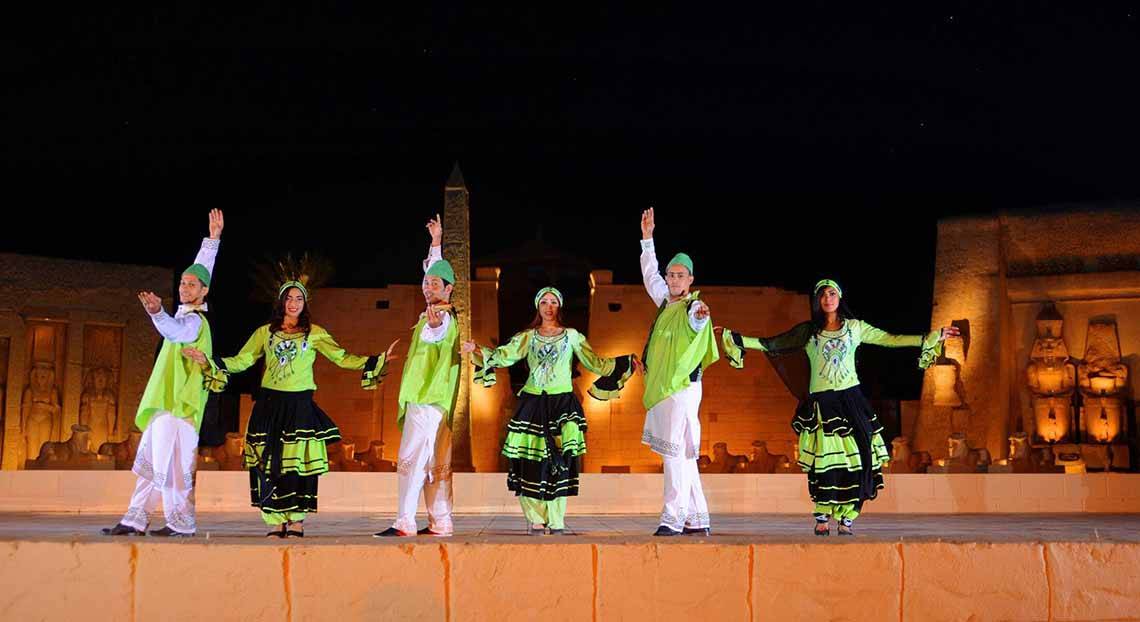 Pickalbatros Alf Leila Wa Leila Resort Nachtshow mit Tänzern vor einem ägyptischen Tempel.