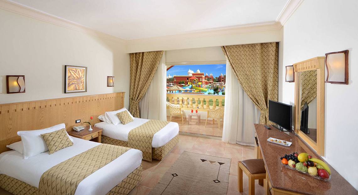 Doppelzimmer im Pickalbatros Alf Leila Wa Leila Resort mit Blick auf das Wasserpark.