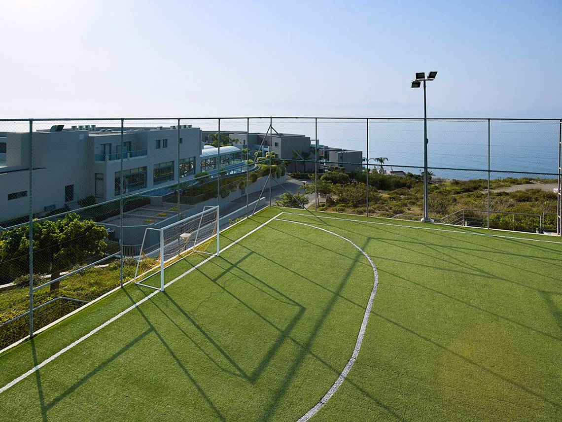 Außenansicht eines Fußballplatzes mit Blick auf das Meer und das Dimitra Beach Hotel.