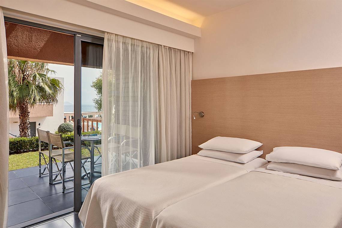 Doppelzimmer mit Terrasse im Atlantica Mikri Poli Kos, Blick auf den Pool und die Landschaft.