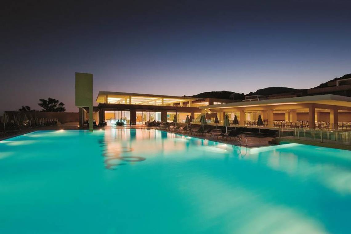 Nachtansicht des Swimmingpools des Atlantica Mikri Poli Kos Hotels