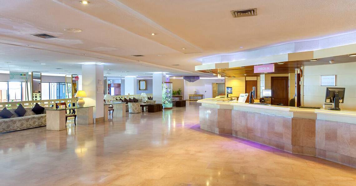 Empfangsbereich des Sol Tenerife Hotels mit Rezeptionstresen, Sitzbereich und Dekor