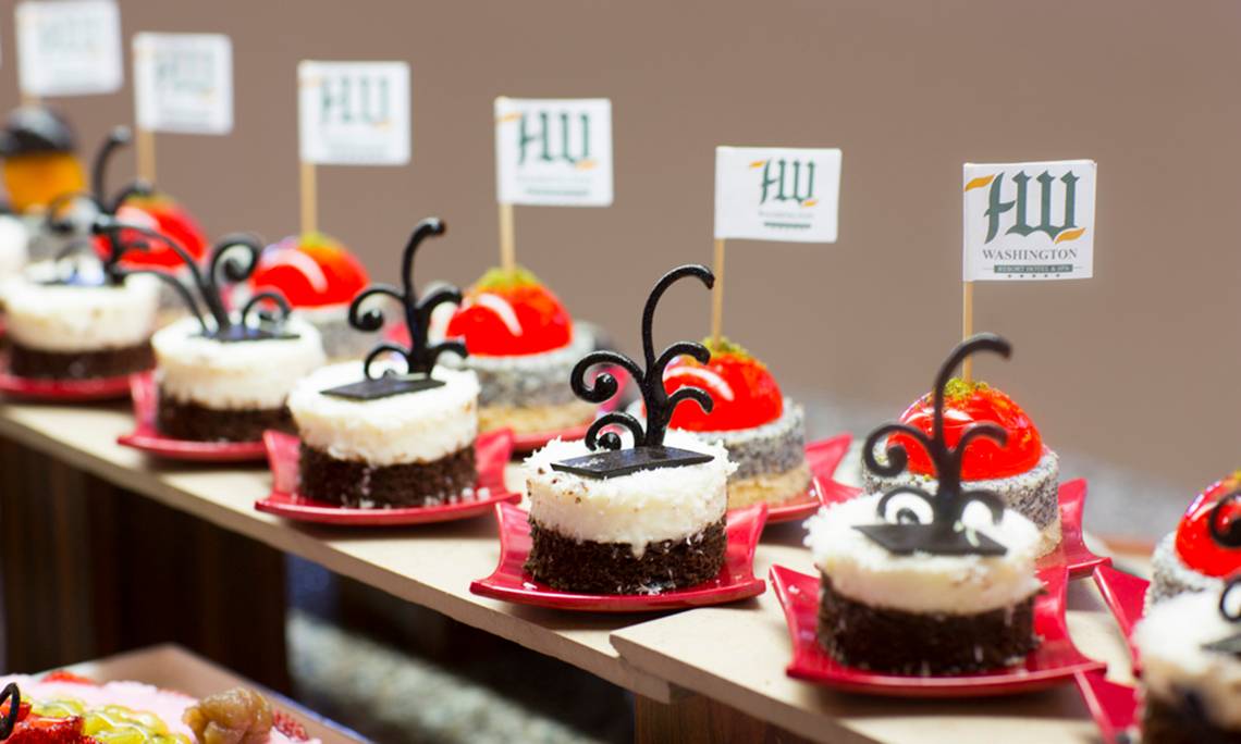 Desserts im Washington Resort Hotel & SPA mit kleinen Hinweisschildern.