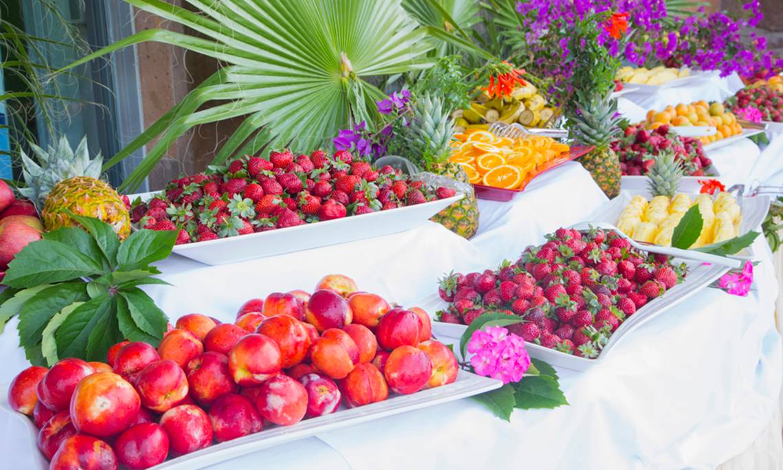 Früchte-Buffet im Washington Resort Hotel & SPA mit roten Erdbeeren, Äpfeln und Pfirsichen.