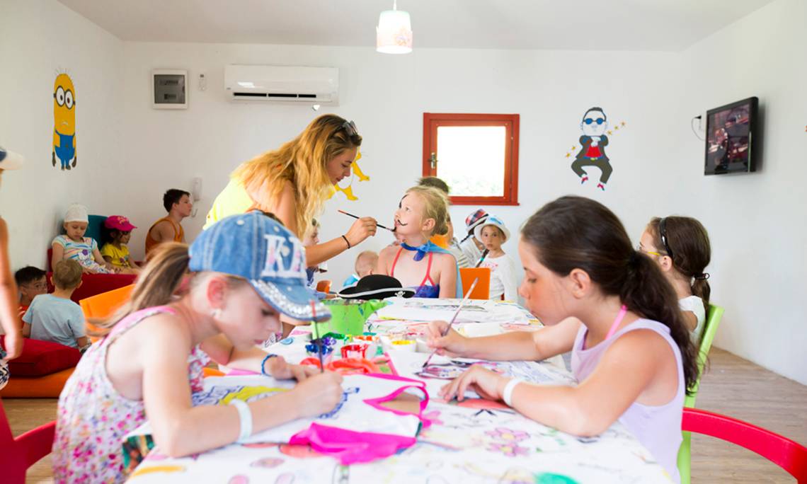 Gruppe von Kindern, die im Washington Resort Hotel & SPA malen und zeichnen.