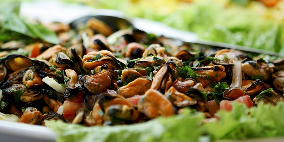 Muschelsalat auf Blattsalat im Zora Hotel.